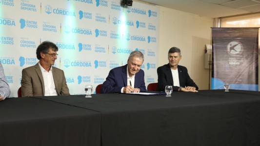 Kempes inauguró su estatua en el estadio