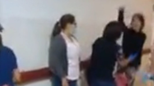 Video: brutal golpiza a una pediatra en un Hospital de Niños