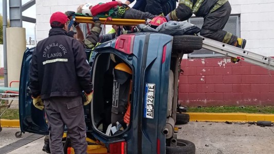 Video: fue a rendir el examen de conducir, volcó el auto y tuvo que ser rescatada por el SAME