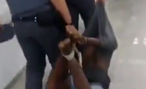 Robó dos chocolates y la policía lo ató de pies y manos