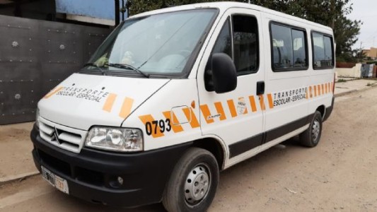 Transportista escolar persiguió a dos ladrones con niños a bordo