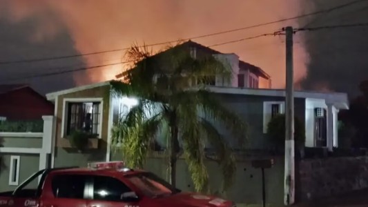 Imágenes impactantes: voraz incendio arrasó con una vivienda en Quebrada de Las Rosas