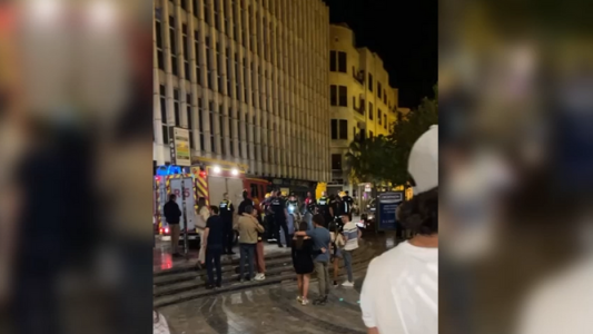 Se la dio en la pera: salió de joda, terminó adentro de un contenedor de basura y hay video del rescate