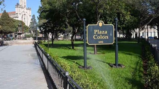 Plaza Colón: filman una brutal pelea entre dos alumnas del colegio Carbó