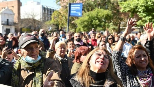 El cuarteto le pone calor y fiesta al centro con reconocidas bandas
