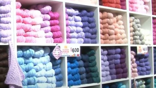 Por el frío y el precio de la ropa, aumenta la venta de lanas