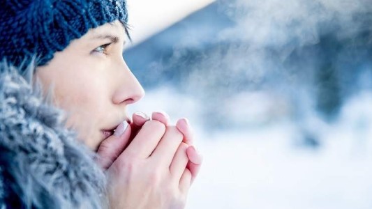 Video: no tenía estufa e implementó un ingenioso método para no tener frío