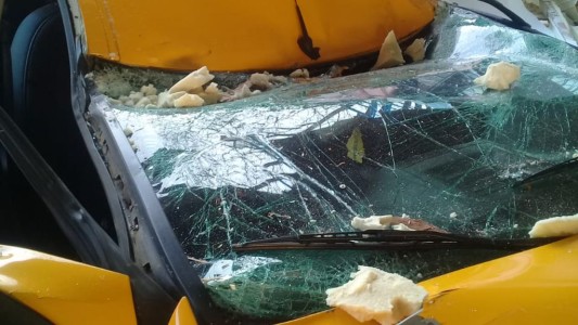 Camionero se estrelló contra un puente y destruyó un taxi
