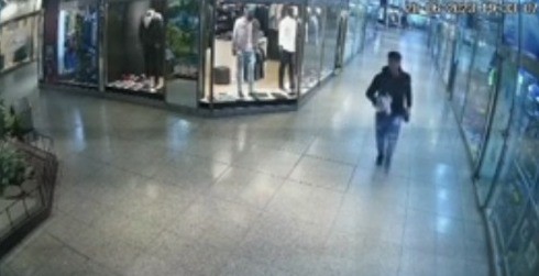 Video: robó zapatillas en Carlos Paz y los comerciantes le dieron un ultimátum para que las devuelva