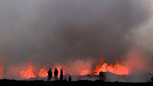 Calor "insoportable": piden a curiosos que no se acerquen a ver el volcán en erupción