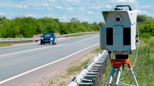 Nuevo récord: un conductor superó los 400 km/h y recibió la multa más cara del mundo