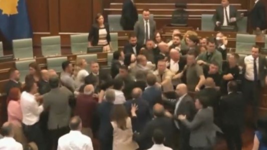 Escándalo en Kosovo: pelea a golpes en el Parlamento entre legisladores oficialistas y opositores
