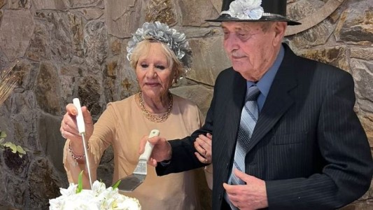 Tienen 83 y 90 años, se conocieron por Tinder y acaban de casarse en Carlos Paz