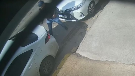 Lo siguieron desde el banco al trabajo y le quisieron robar una mochila del auto