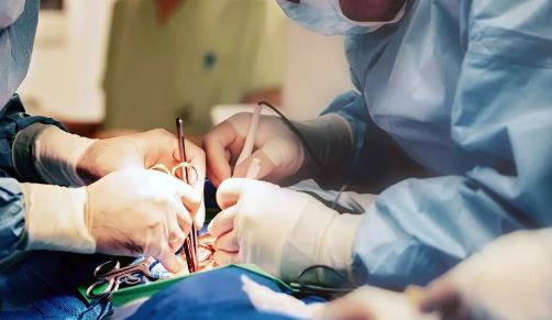 Laboratorios y empresas de salud suspenderán trasplantes y cirugías por falta de insumos importados