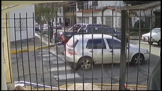Video: una mujer iba con su hijo en el auto, chocó y el otro conductor le destrozó el parabrisas a hachazos