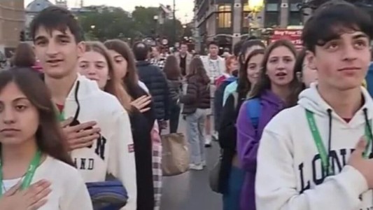 Para emocionarse: jóvenes argentinos entonaron la marcha de Malvinas en inglaterra y conmovieron a todos
