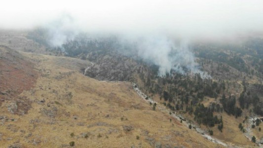 Lograron contener un 80% el incendio del Cerro Uritorco