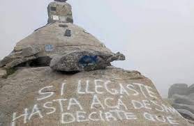 Vandalizaron con pintadas religiosas la cima del cerro Champaquí