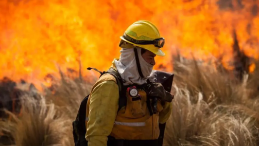 Un bombero voluntario apagaba el incendio en el Uritorco y le desvalijaron la casa