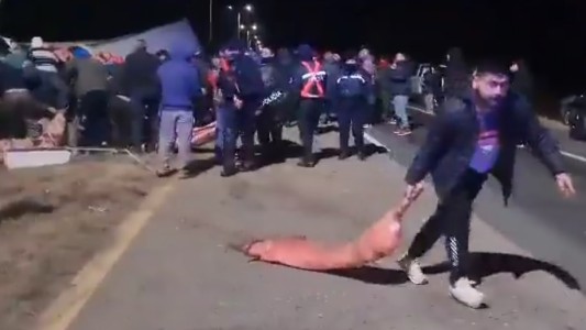 Video: vecinos saquearon un camión que volcó con 23.000 kilos de carne