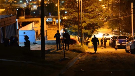 Agente resiste asalto mientras manejaba auto de alquiler y neutraliza a supuesto ladrón con disparo