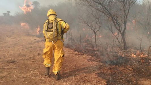Bomberos intentan controlar un incendio en el norte de Córdoba