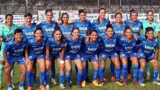 Escándalo y renuncia de todo un plantel de fútbol femenino: "Pónganse calzas y busquen sponsor"