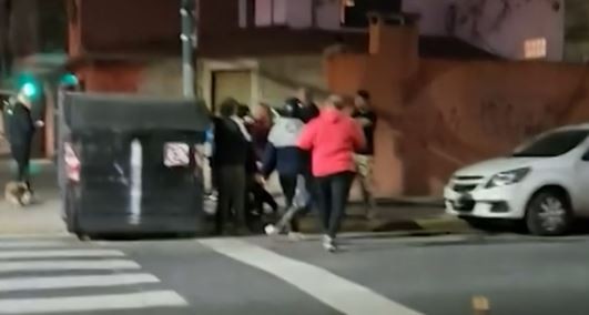 Video: ciclista increpó a un conductor por estacionar sobre la ciclovía y terminaron a las trompadas