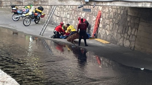 Bomberos rescataron a una joven que cayó a la Cañada