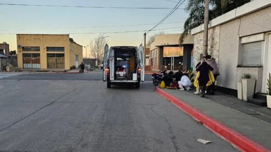 Se le salió una rueda del auto y casi mata a un motociclista