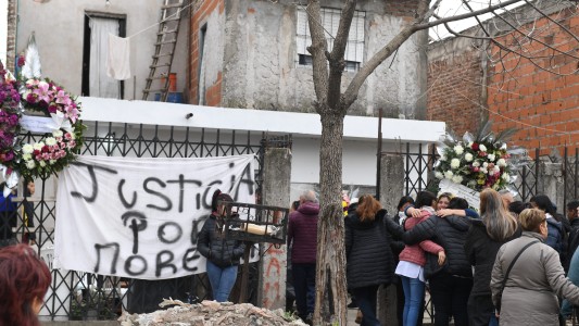 Dolor en la despedida de Morena: velatorio en la casa paterna (1)