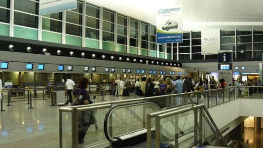 Se resuolvió el conflicto de maleteros y se normaliza el servicio en el Aeropuerto