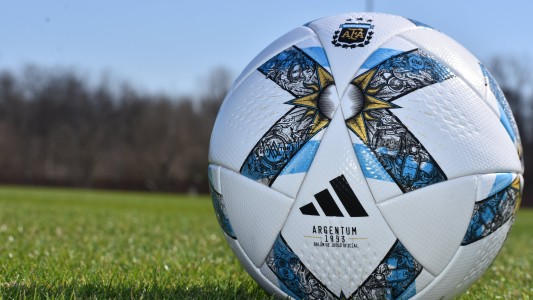 Se presentó la nueva pelota del fútbol argentino con las tres estrellas