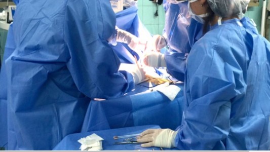 Inédito en Argentina: reconstruyen la mano derecha de un joven colocando 3 dedos de sus pies