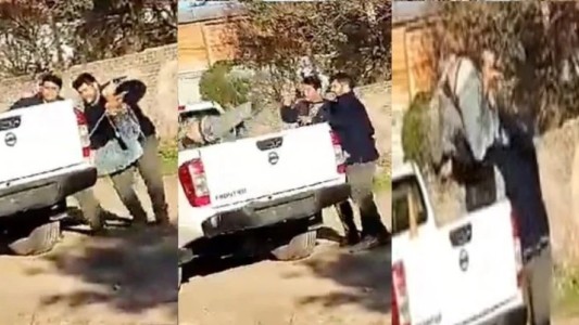 Video: vecinos ataron de pies y manos a un ladrón y lo tiraron a la caja del patrullero