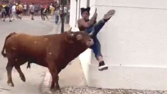 Miraba su celular durante una corrida y fue atacada por un toro