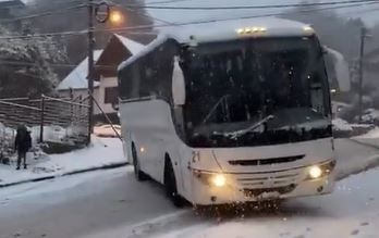 Un micro perdió el control en medio de las intensas nevadas en Bariloche