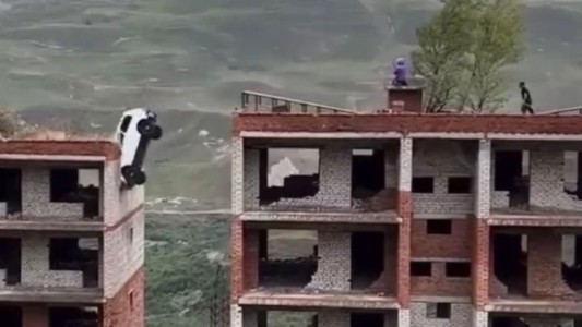 Milagro en las alturas: chocó su chata, cayó más de 15 metros y salió ileso