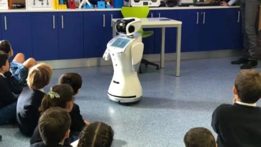 Robots para combatir el ausentismo escolar en Japón