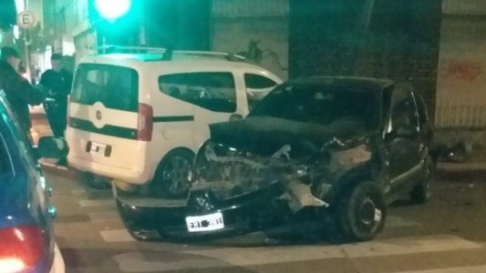 Brutal choque entre dos vehículos provocó el arrancamiento total de un semáforo en Córdoba