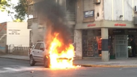 Video: se incendió un auto en pleno centro de Rosario