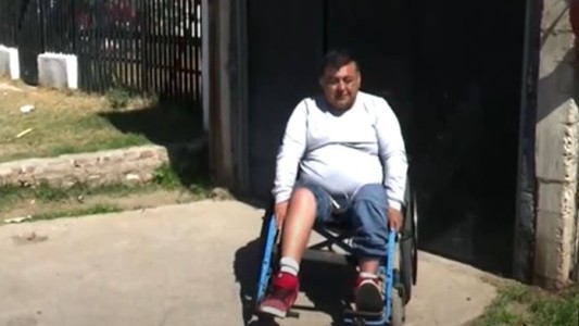 Es parapléjico, salvó su vida pero se le quemó todo