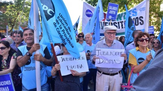 Paritarias en Córdoba: el Gobierno mejoró la oferta a los docentes