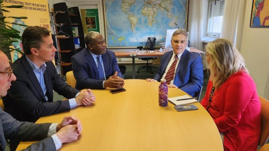 Llaryora viajó a Italia para buscar recursos y apoyo ante la FAO