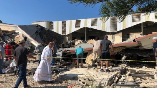 Se derrumbó el techo de una iglesia durante una misa en México: al menos siete muertos