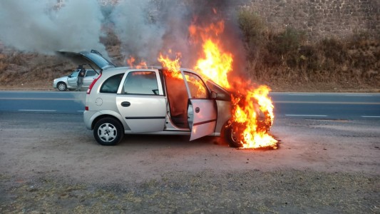Se les incendió el auto cuando viajaban a Bialet Massé y los socorrieron los bomberos a tiempo
