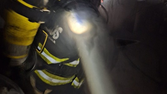 Se incendió un taller de chapa y pintura y el propietario recibió quemaduras leves