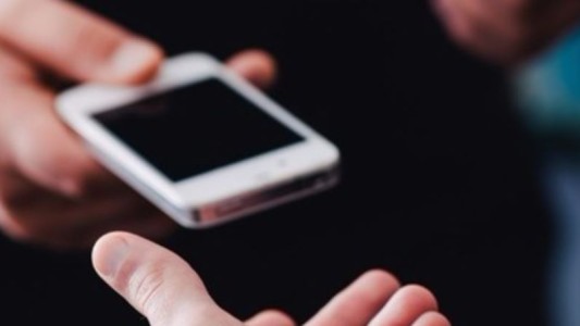 Por no pagar la cuota alimentaria, la Justicia ordenó que le corten el celular y le quiten el registro de conducir