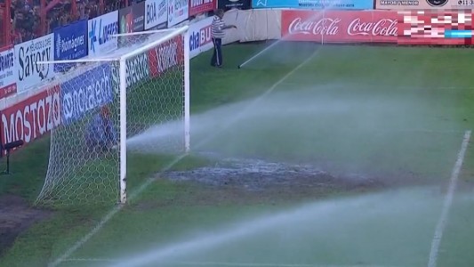 Vergüenza en una final del ascenso: el equipo local le embarró el área al rival en el entretiempo